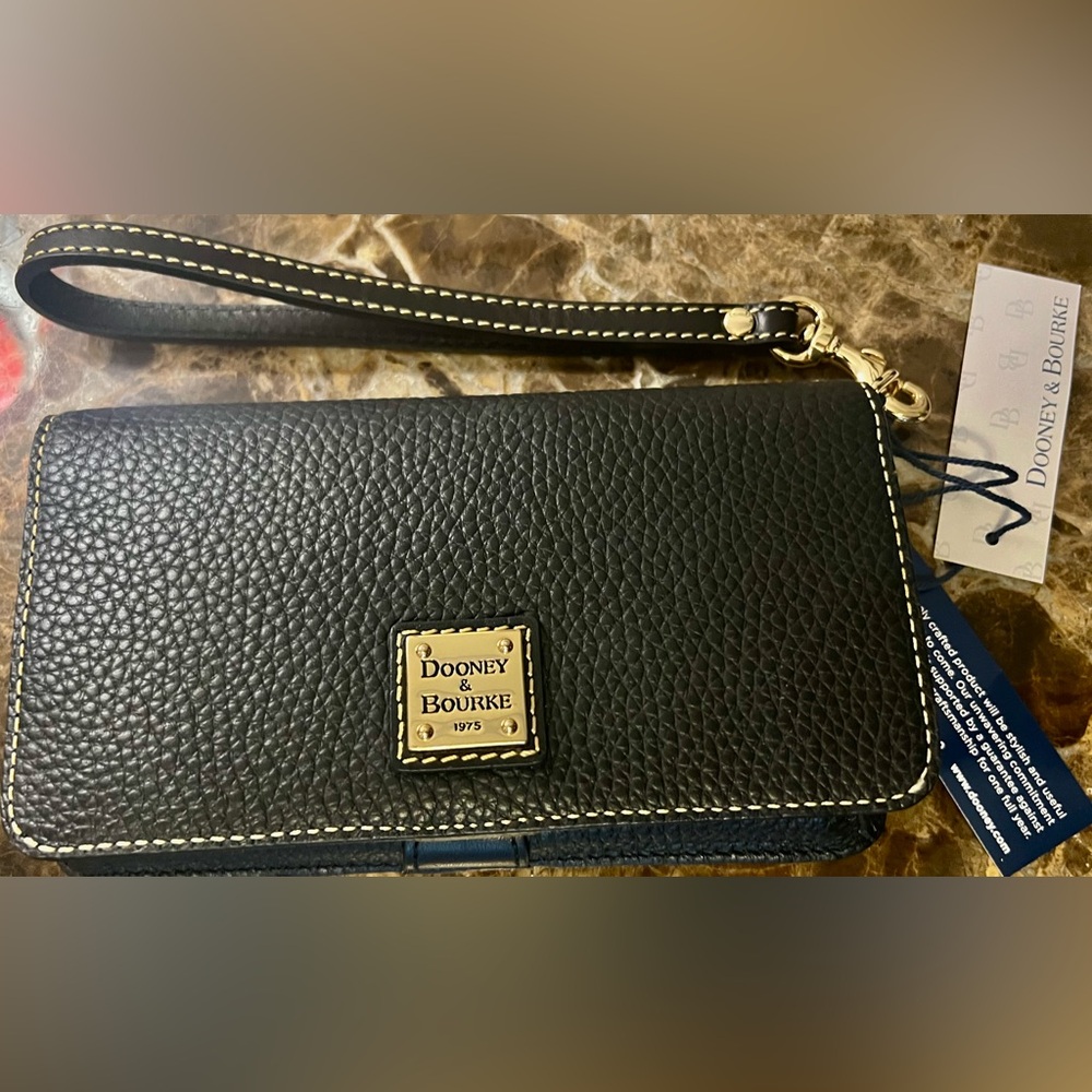 •˜NWT• Dooney & Bourke Black Pebble Leather Wristlet Clutch with Gold Hardware